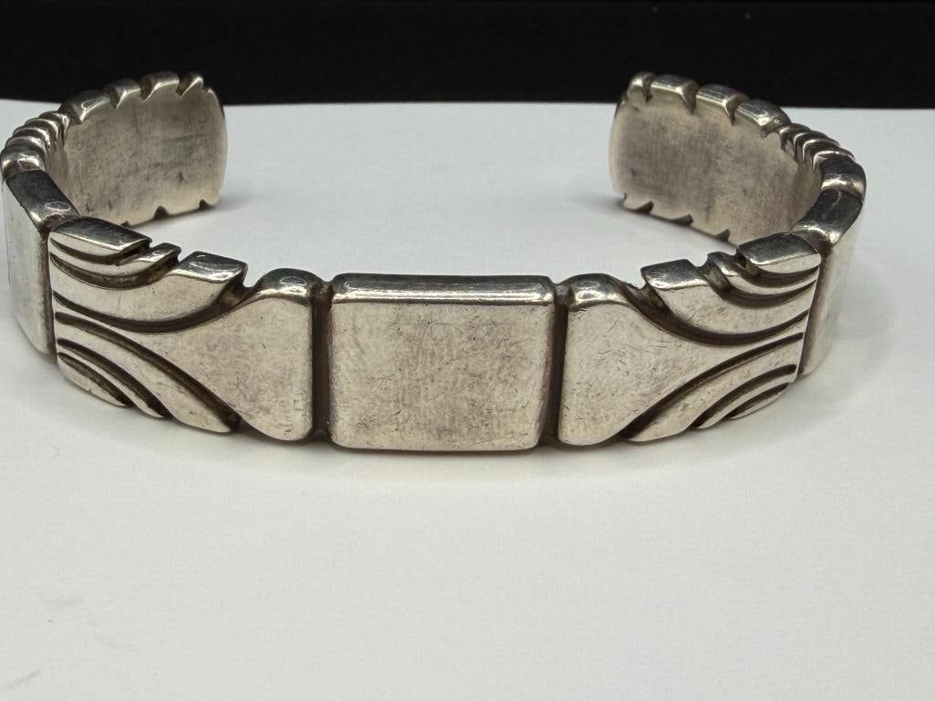 VINTAGE NAVAJO ARTIST SIGNED STERLING SILVER CUFF BRACELET - 2