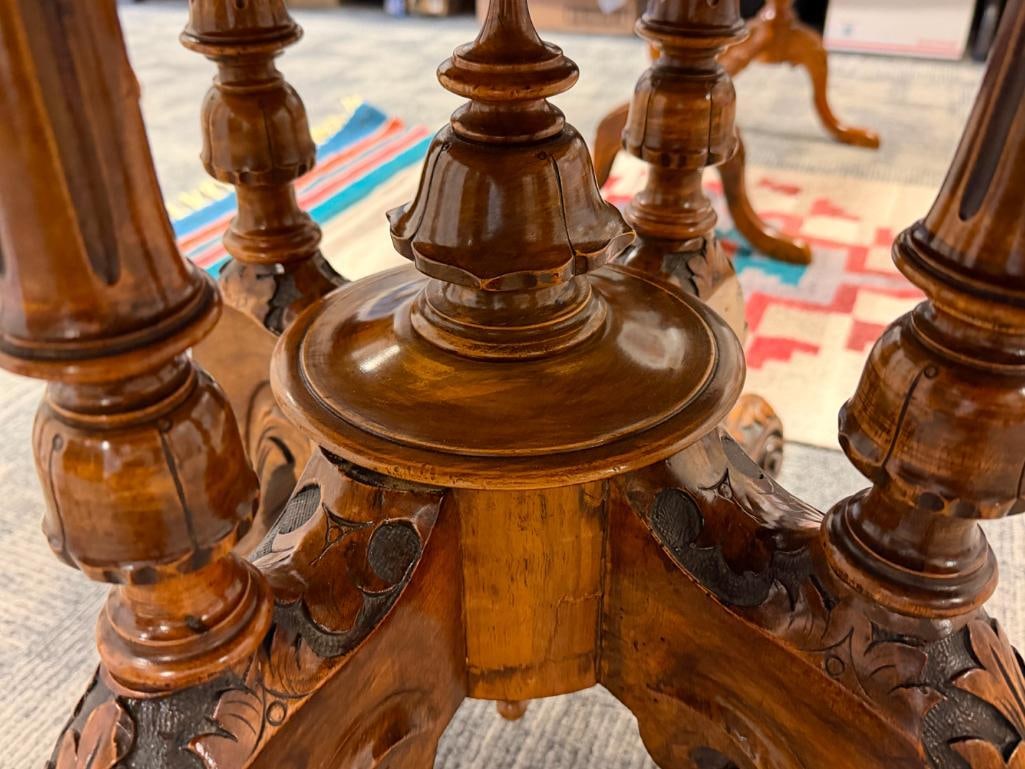 ANTIQUE VICTORIAN ERA BURR WALNUT OVAL LOO TABLE WITH INTRICATE FLORAL INLAY MARQUETRY - 11
