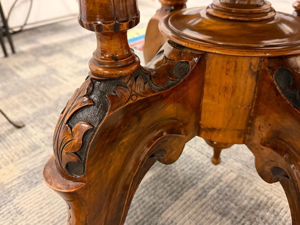 ANTIQUE VICTORIAN ERA BURR WALNUT OVAL LOO TABLE WITH INTRICATE FLORAL INLAY MARQUETRY - 12