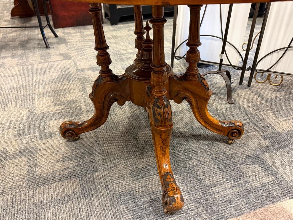 ANTIQUE VICTORIAN ERA BURR WALNUT OVAL LOO TABLE WITH INTRICATE FLORAL INLAY MARQUETRY - 16