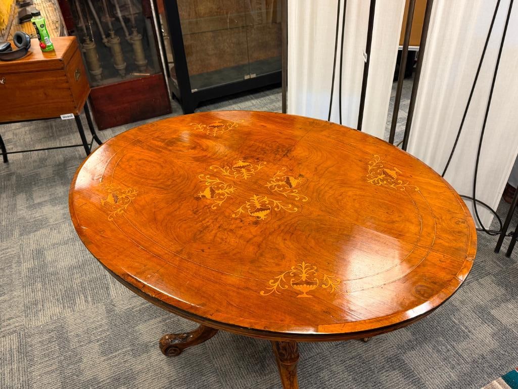 ANTIQUE VICTORIAN ERA BURR WALNUT OVAL LOO TABLE WITH INTRICATE FLORAL INLAY MARQUETRY - 17