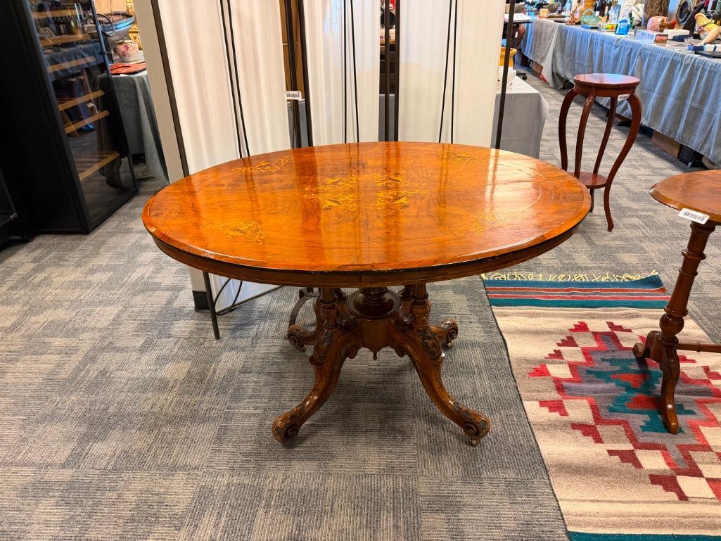 ANTIQUE VICTORIAN ERA BURR WALNUT OVAL LOO TABLE WITH INTRICATE FLORAL INLAY MARQUETRY - 2
