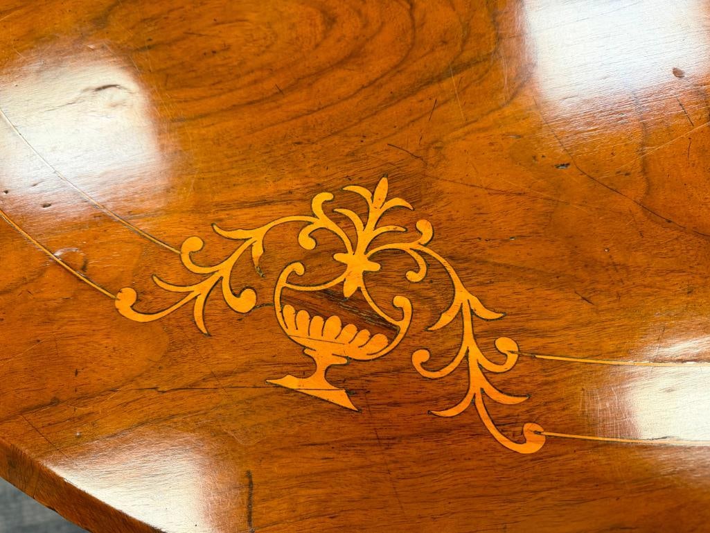 ANTIQUE VICTORIAN ERA BURR WALNUT OVAL LOO TABLE WITH INTRICATE FLORAL INLAY MARQUETRY - 4