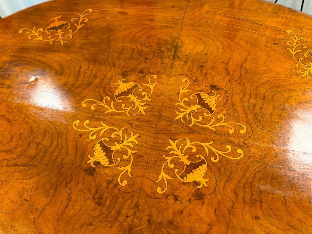 ANTIQUE VICTORIAN ERA BURR WALNUT OVAL LOO TABLE WITH INTRICATE FLORAL INLAY MARQUETRY - 5