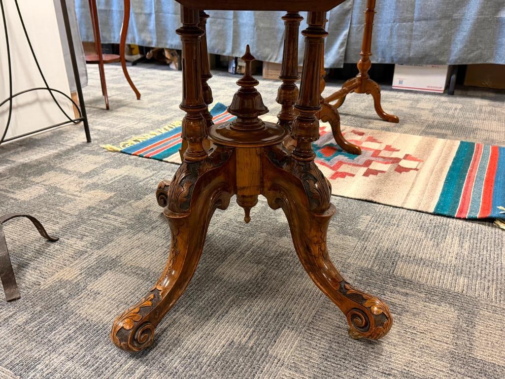 ANTIQUE VICTORIAN ERA BURR WALNUT OVAL LOO TABLE WITH INTRICATE FLORAL INLAY MARQUETRY - 7