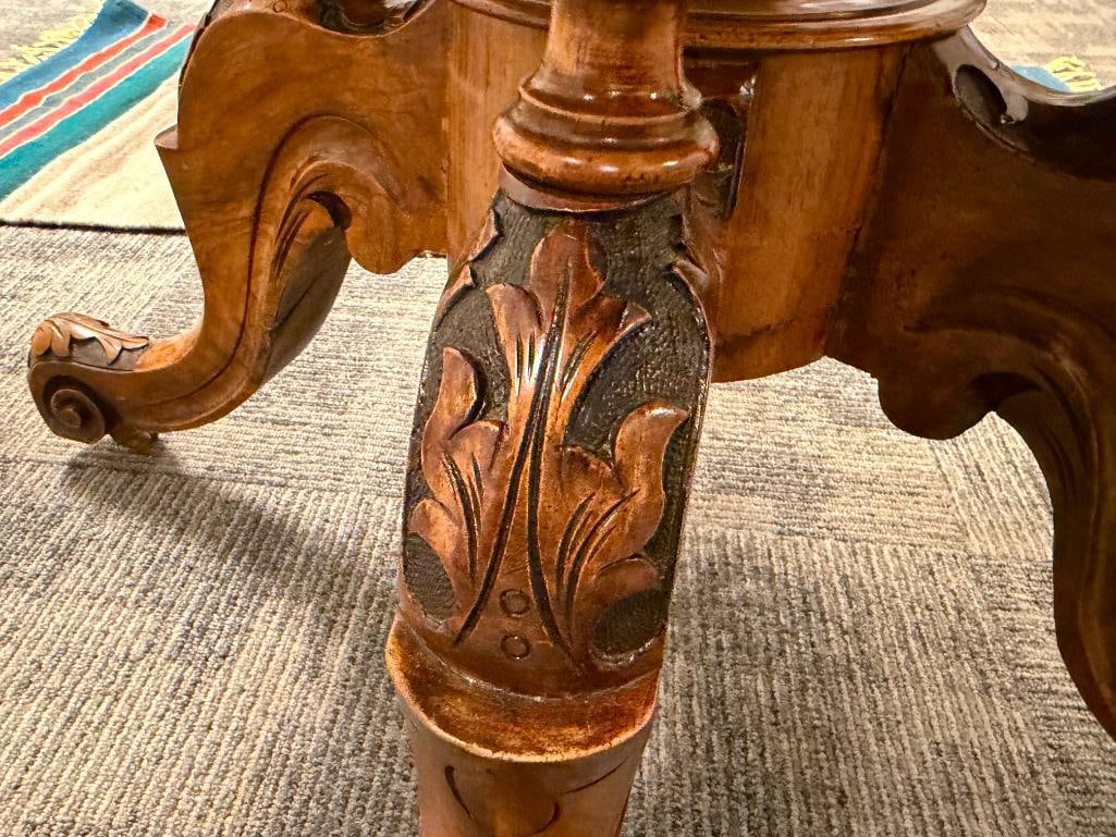 ANTIQUE VICTORIAN ERA BURR WALNUT OVAL LOO TABLE WITH INTRICATE FLORAL INLAY MARQUETRY - 9