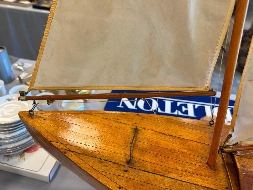 EARLY 1900S ENGLISH OAK POND BOAT / SAILBOAT WITH FULL RIGGING CLEAR COAT FINISH - 16