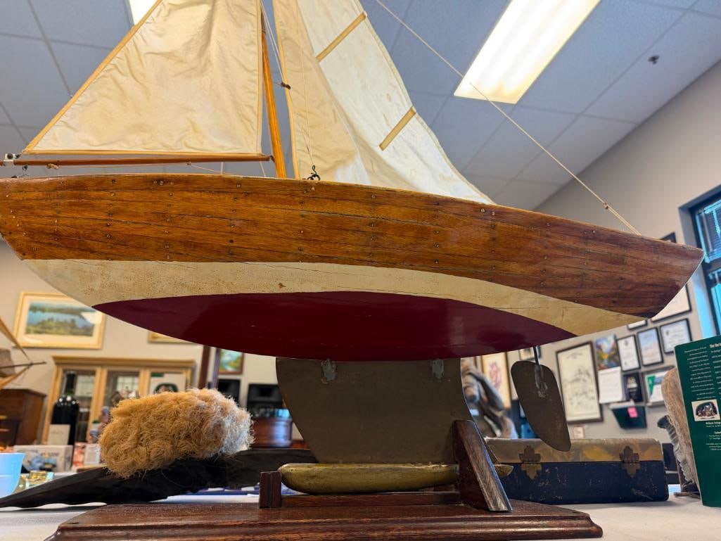 EARLY 1900S ENGLISH OAK POND BOAT / SAILBOAT WITH FULL RIGGING CLEAR COAT FINISH - 18
