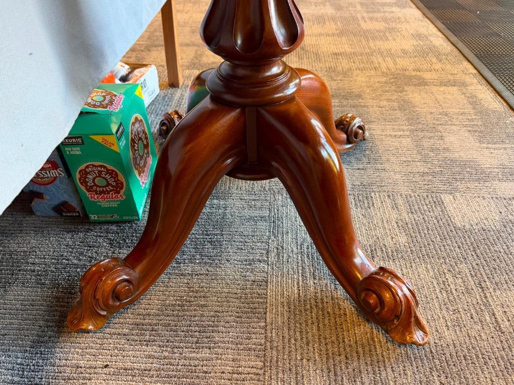 20TH CENTURY VICTORIAN STYLE SWIVEL TOP CARD / GAME TABLE WITH CARVED FEET - 6