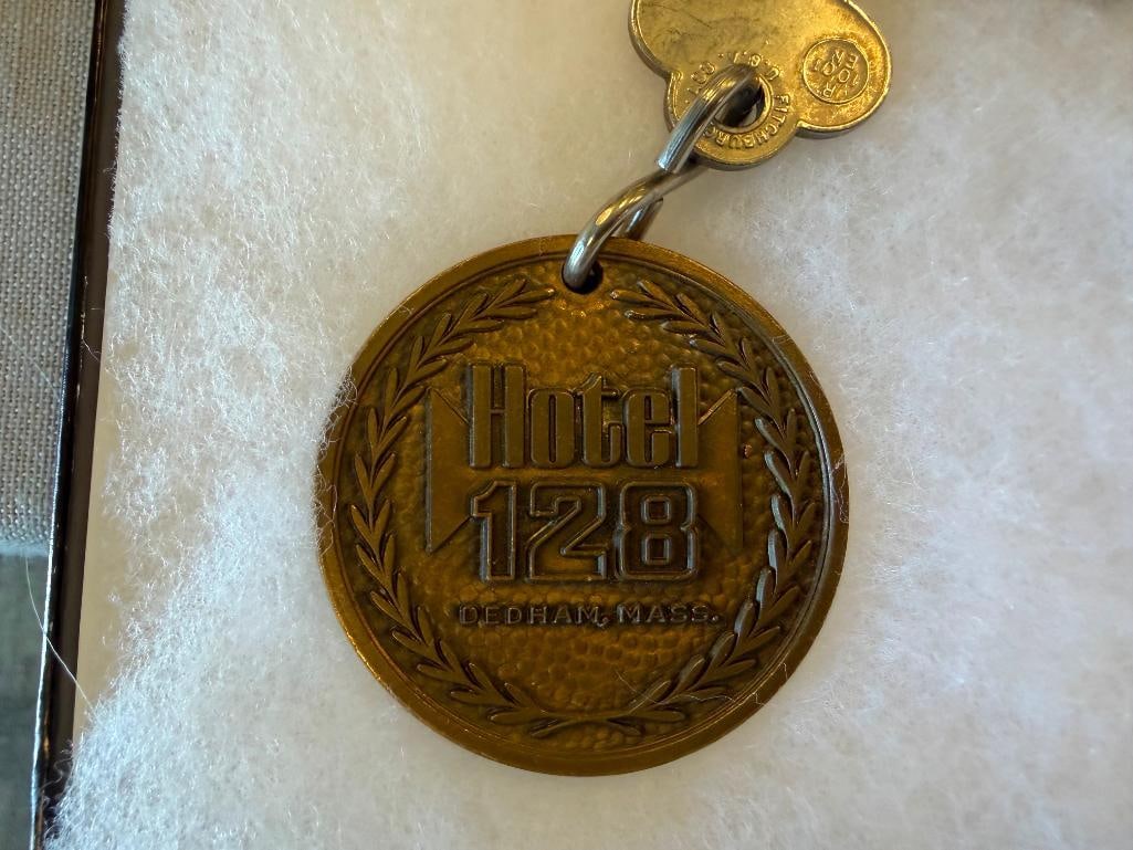 COLLECTION OF VINTAGE HOTEL ROOM KEYS - 4