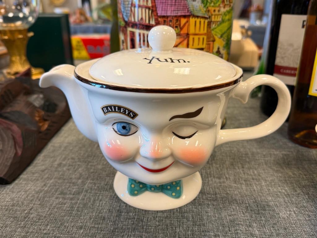 BAILEYS COFFEE CHARACTER FACE COFFEE POT WITH FOUR MATCHING CUPS - 14
