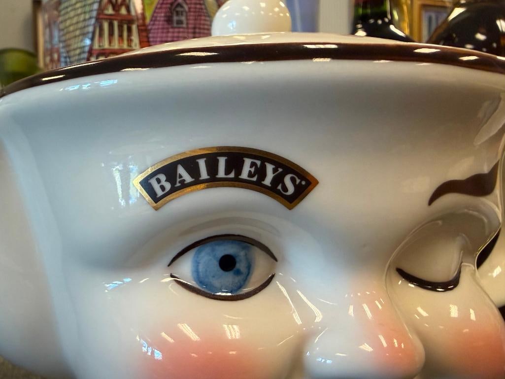 BAILEYS COFFEE CHARACTER FACE COFFEE POT WITH FOUR MATCHING CUPS - 17