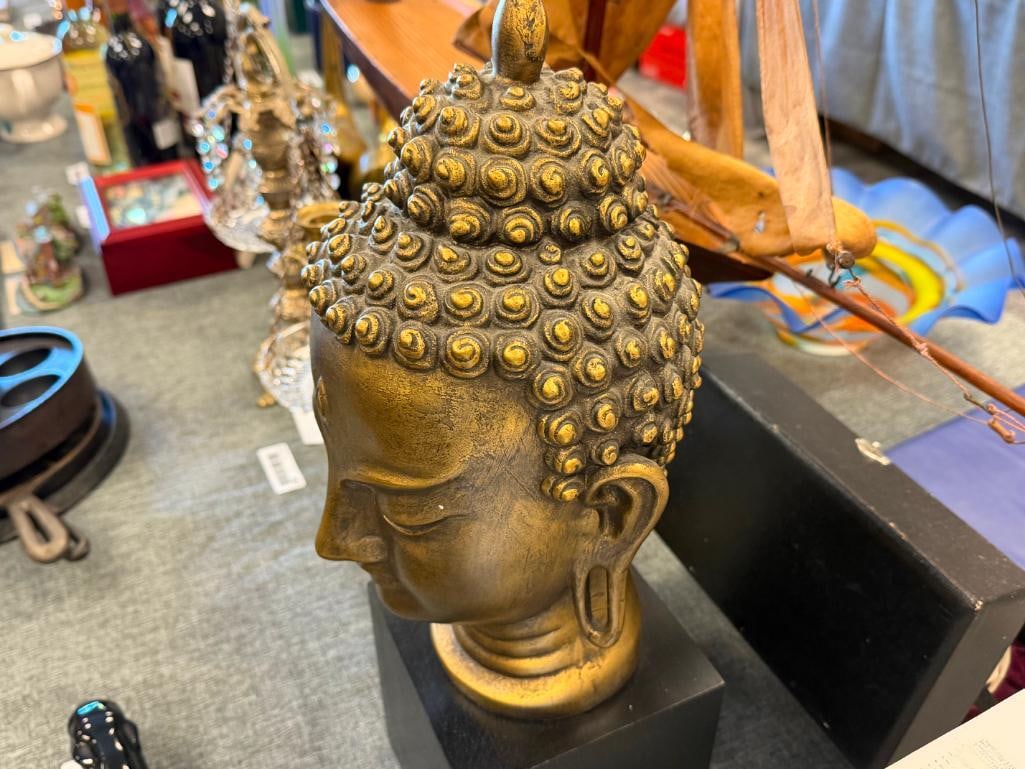 AUSTIN PRODUCTIONS GOLD FINISHED BUDDHA HEAD SCULPTURE MOUNTED ON WOODEN SQUARE BASE - 4