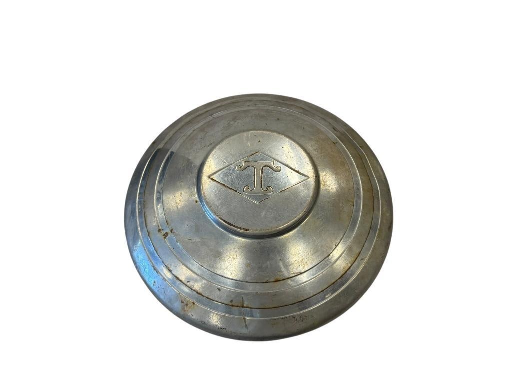 VINTAGE 1940'S DIAMOND T TRUCK HUBCAP WITH CLASSIC T IN DIAMOND LOGO (1 of 8)