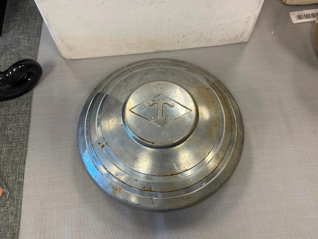 VINTAGE 1940'S DIAMOND T TRUCK HUBCAP WITH CLASSIC T IN DIAMOND LOGO - 2