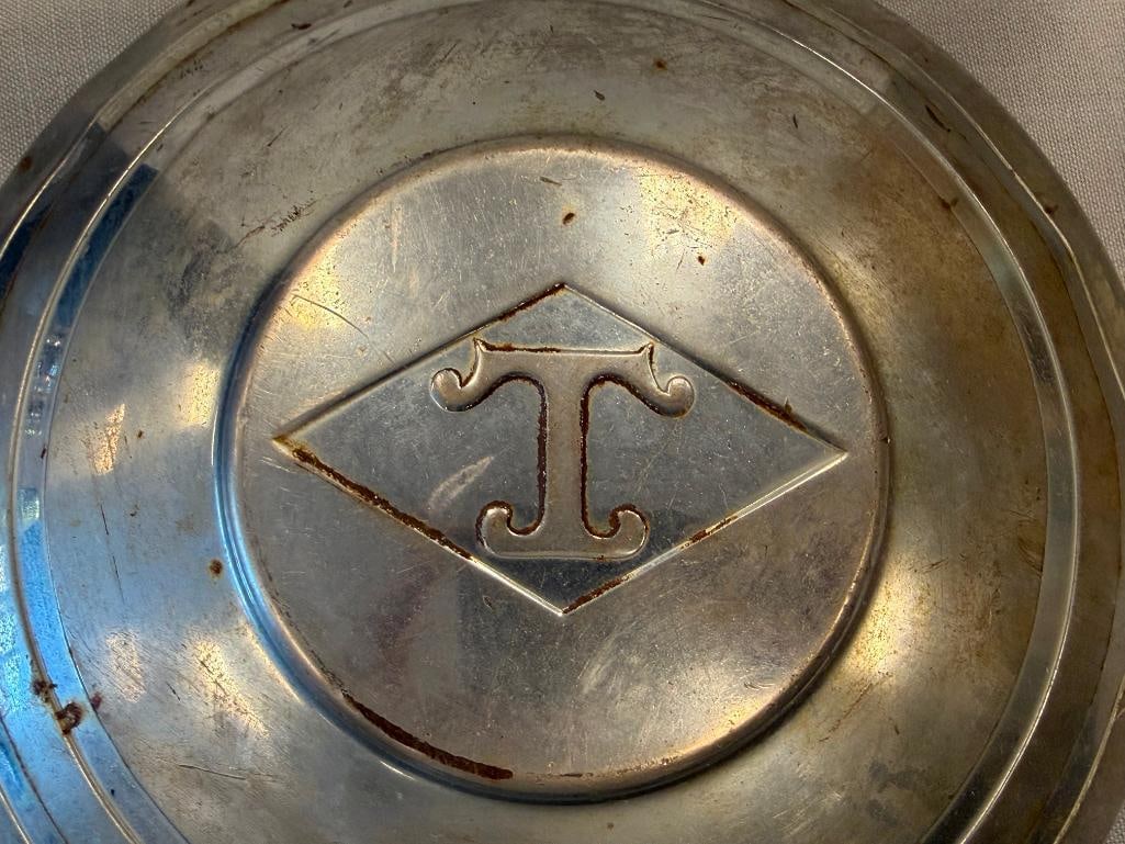VINTAGE 1940'S DIAMOND T TRUCK HUBCAP WITH CLASSIC T IN DIAMOND LOGO - 3