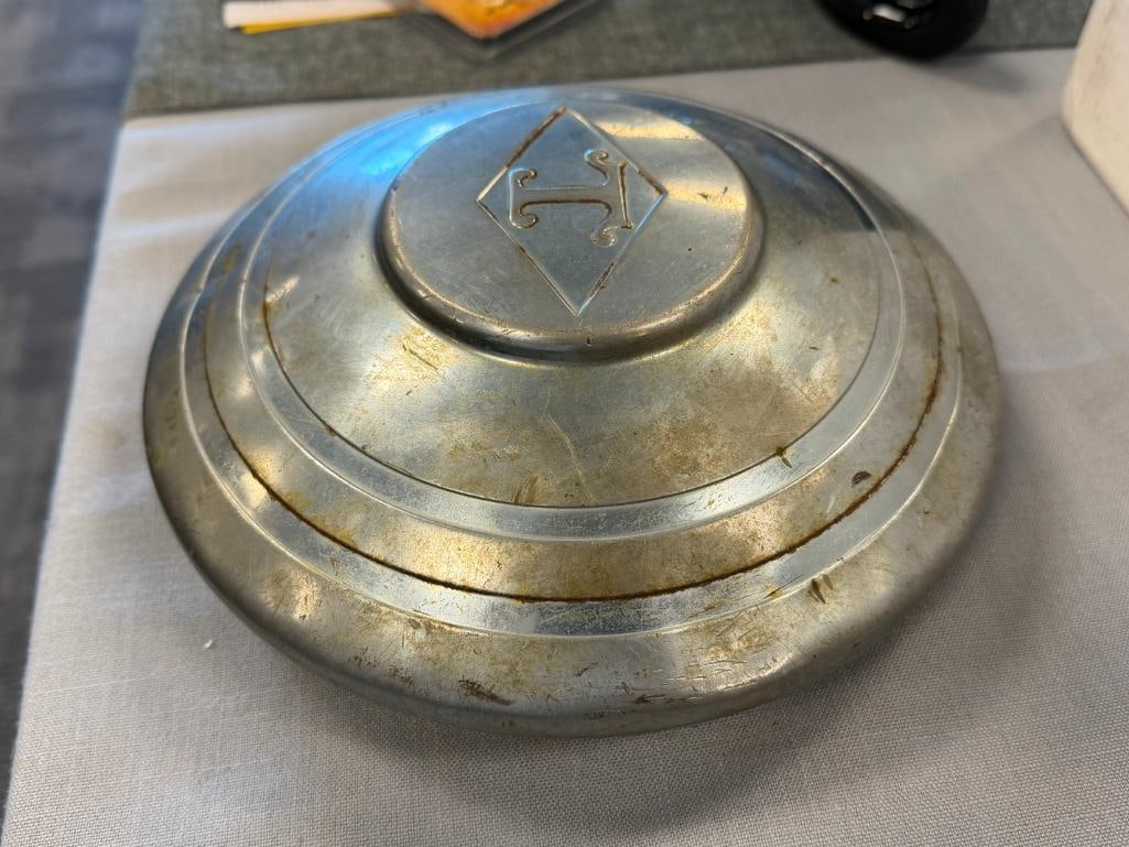 VINTAGE 1940'S DIAMOND T TRUCK HUBCAP WITH CLASSIC T IN DIAMOND LOGO - 7