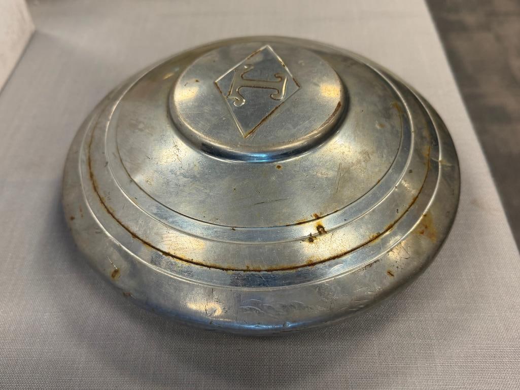VINTAGE 1940'S DIAMOND T TRUCK HUBCAP WITH CLASSIC T IN DIAMOND LOGO - 8