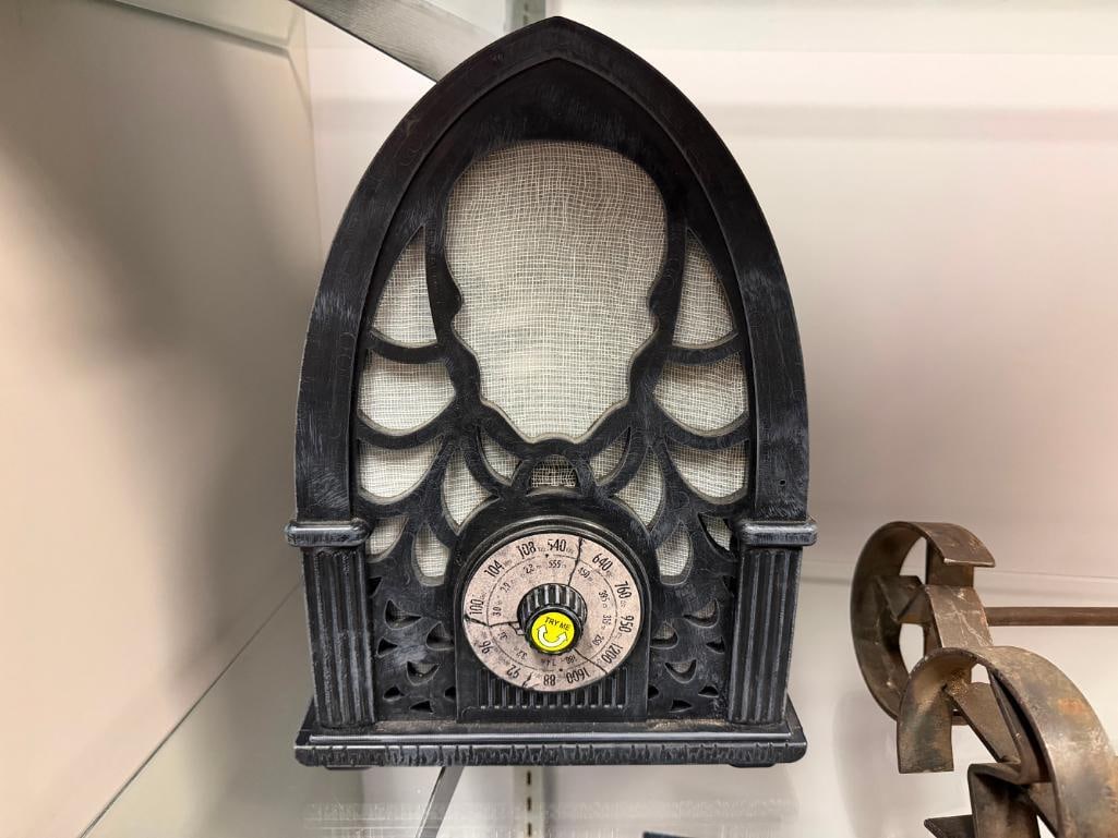 HALLOWEEN ANIMATED SKULL RADIO SPOOKY DECORATION: TESTED +, NOT ACTUAL RADIO, BATTERY POWERED, INCLUDES BOOKLET, HARD PLASTIC COMPOSITION 9" X 5" X 12"