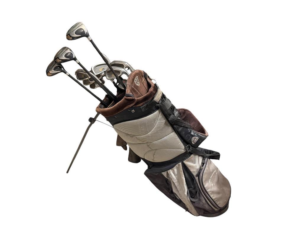 MEN'S RIGHT-HANDED GOLF CLUBS INCLUDING ODYSSEY WHITE HOT ROSSIE PUTTER, EEV DC1 IRONS, AND DRIVERS: INCLUDES SET OF FOUR DRIVERS BY ORLIMAR WITH TRIMETAL HIPSTEEL, INCLUDES GOLF BAG WITH CONTENTS