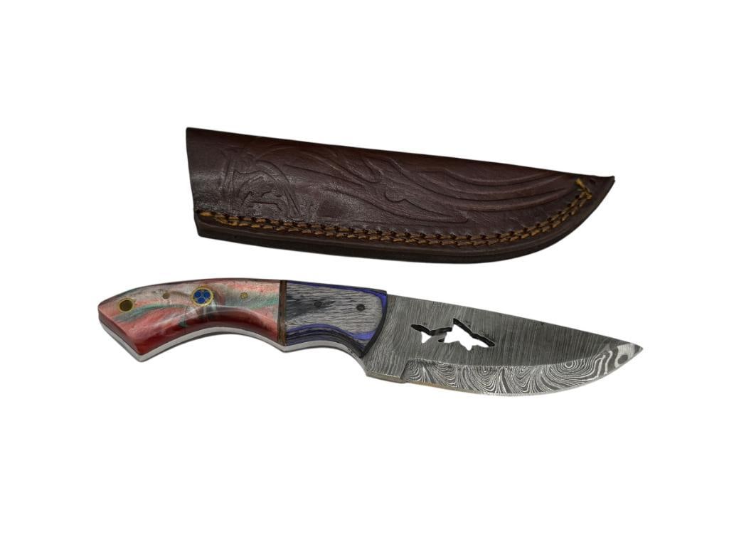 DAMASCUS STEEL FIXED BLADE KNIFE FEATURING SHARK SILHOUETTE CUTOUT IN BLADE: FULL TANG BLADE WITH DYED WOOD AND EPOXY RESIN HANDLE, DROP POINT BLADE, INCLUDES A LEATHER SHEATH 4" BLADE, 8" TOTAL LENGTH