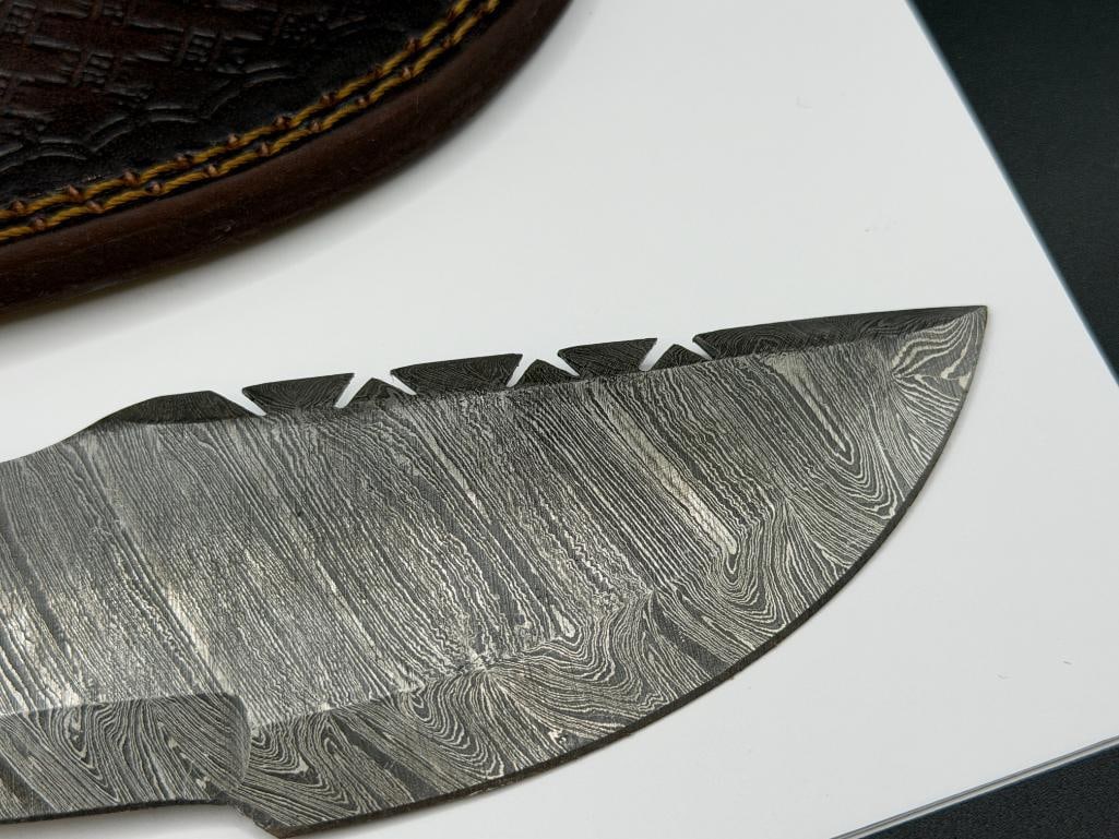 DAMSCUS STEEL FIXED BLADE KNIFE FEATURING FULL TANG BLADE AND SERATED BACK EDGE - 3