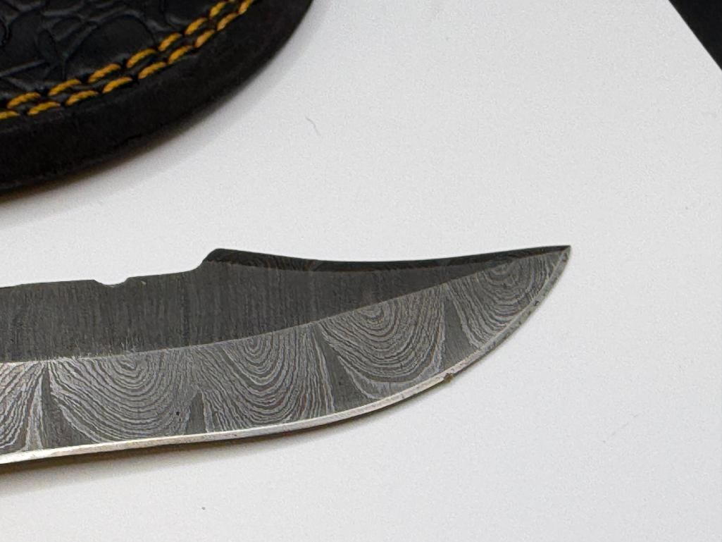 DAMASCUS STEEL FIXED BLADE KNIFE FEATURING NATURAL WOOD HANDLE WITH BRASS ACCENTS - 3