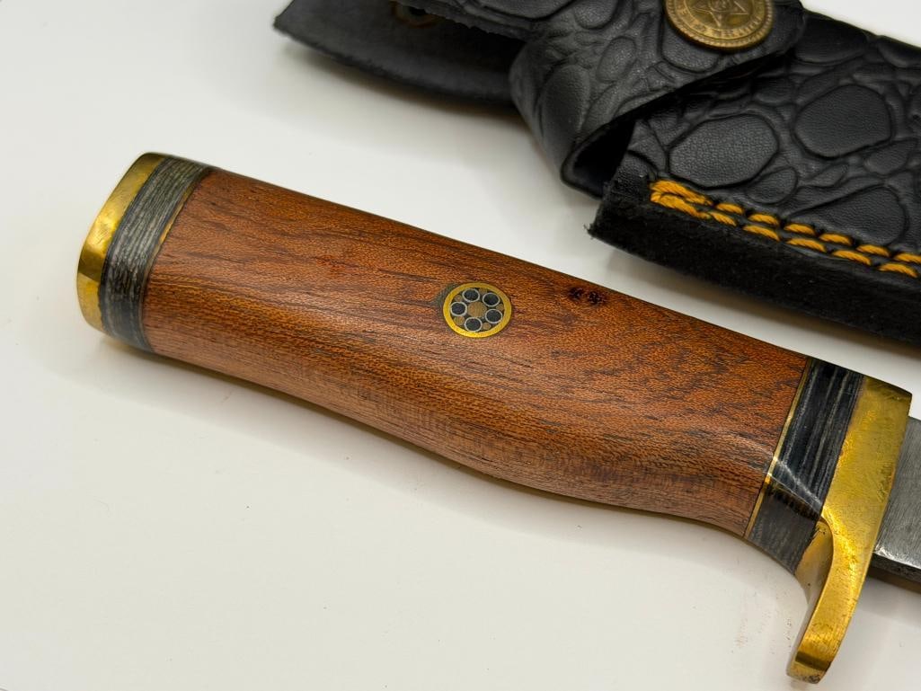 DAMASCUS STEEL FIXED BLADE KNIFE FEATURING NATURAL WOOD HANDLE WITH BRASS ACCENTS - 4