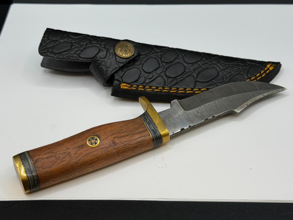 DAMASCUS STEEL FIXED BLADE KNIFE FEATURING NATURAL WOOD HANDLE WITH BRASS ACCENTS - 5