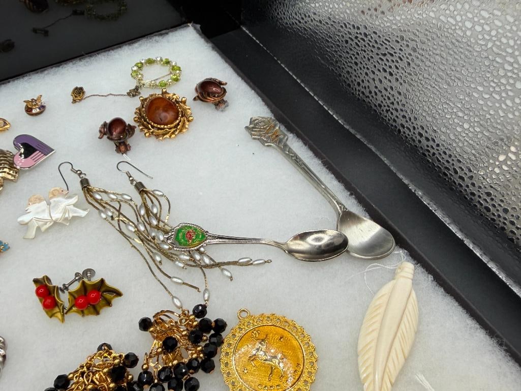 COLLECTION OF JEWELRY INCLUDING VINTAGE PIECES AND GOLD FILLED PINS - 10