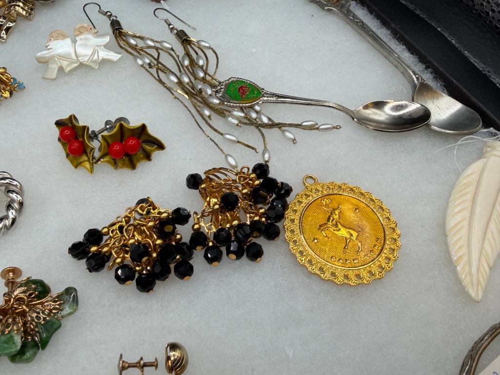 COLLECTION OF JEWELRY INCLUDING VINTAGE PIECES AND GOLD FILLED PINS - 11