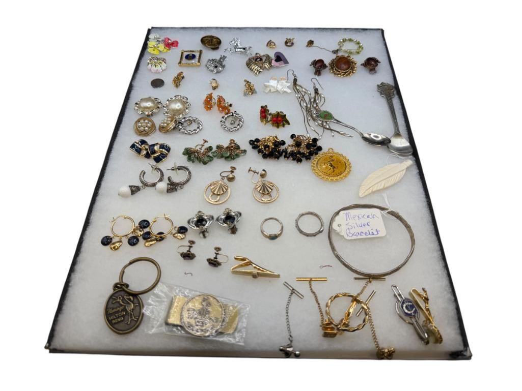 COLLECTION OF JEWELRY INCLUDING VINTAGE PIECES AND GOLD FILLED PINS: INCLUDES SILVER TONE JEWELRY, SCREW-BACK EARRINGS, CASINO KEY-CHAINS, MEN'S JEWELRY, AND MORE