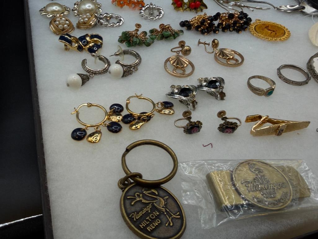 COLLECTION OF JEWELRY INCLUDING VINTAGE PIECES AND GOLD FILLED PINS - 3
