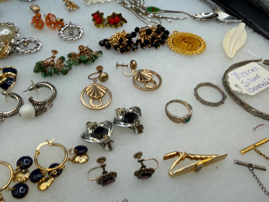 COLLECTION OF JEWELRY INCLUDING VINTAGE PIECES AND GOLD FILLED PINS - 4