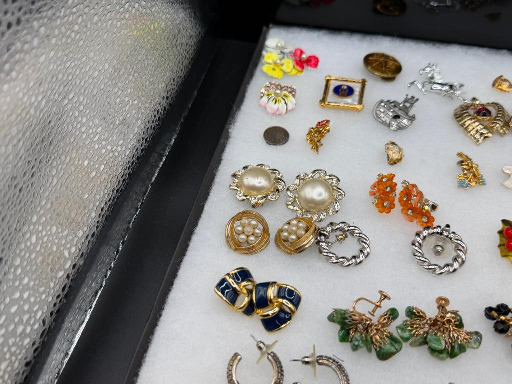 COLLECTION OF JEWELRY INCLUDING VINTAGE PIECES AND GOLD FILLED PINS - 5