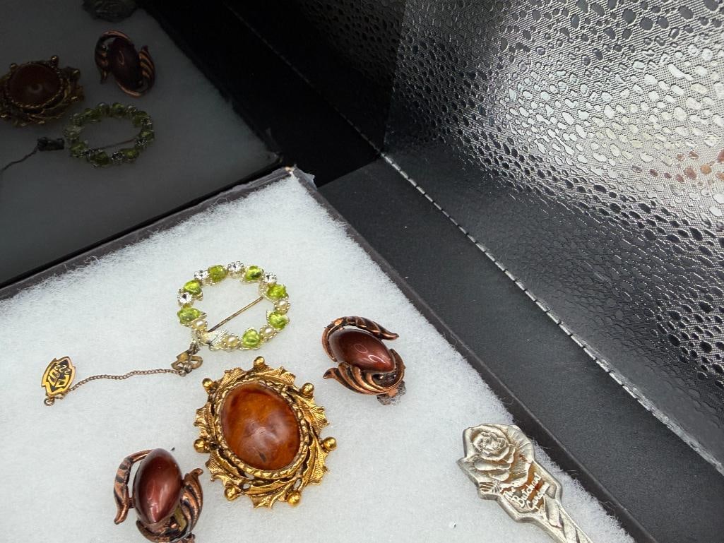 COLLECTION OF JEWELRY INCLUDING VINTAGE PIECES AND GOLD FILLED PINS - 9