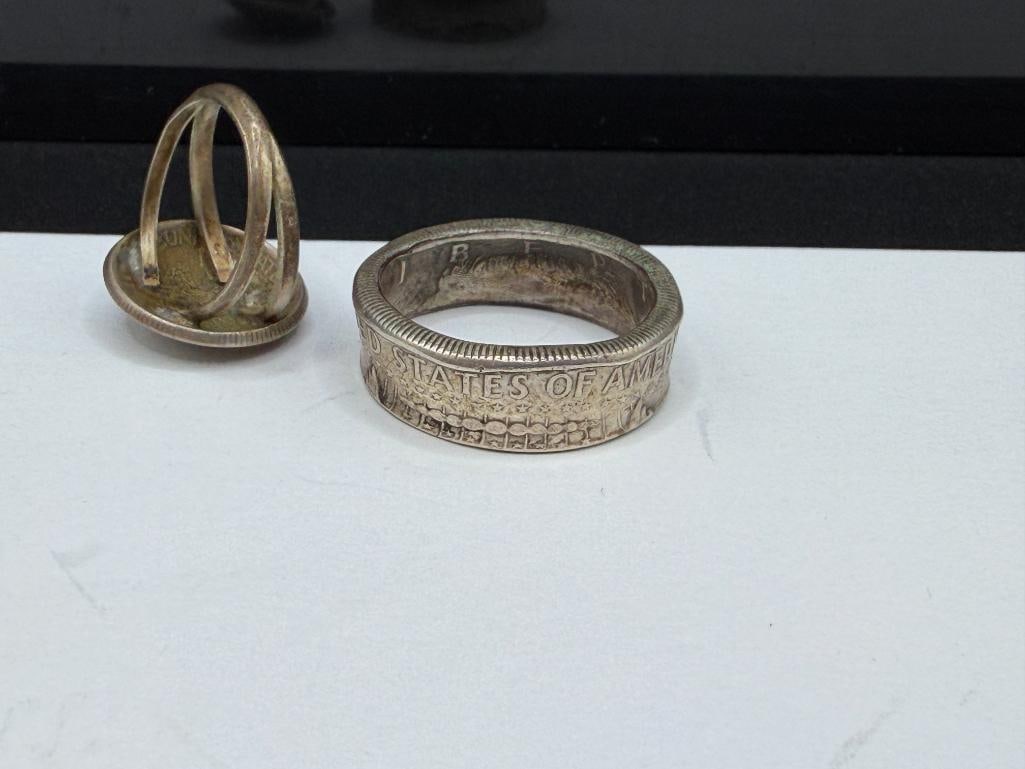 VINTAGE U.S. SILVER COIN RINGS INCLUDING 1968 KENNEDY 50% SILVER HALF AND 1944 MERCURY SILVER DIME - 5