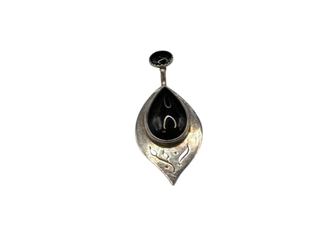 SASSI LA MUTH AND DAVID LEE ARTIST SIGNED STERLING SILVER BLACK ONYX PENDANT: FEATURING A TEAR DROP CABOCHON BLACK ONYX WITH PIERCED FLORAL MOTIF AT BASE OF PENDANT, SIGNED BY ARTISTS 2 3/8", 11.68 GRAMS