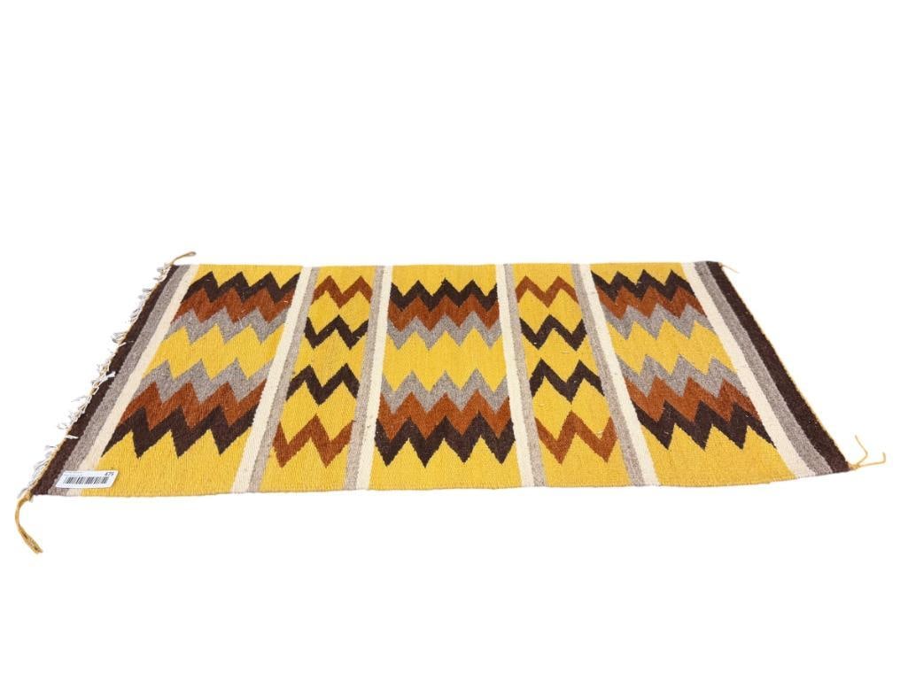 VINTAGE SOUTHWEST DESIGN HAN WOVEN WOOL WEAVING WITH PROMINENT ZIG ZAG DESIGN: CHINLE OR GALLUP STYLE BANDED THROW RUG 38" X 19"