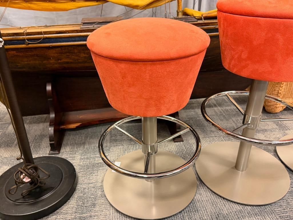 SET OF THREE CONTEMPORARY MODERN ADJUSTABLE BAR STOOLS WITH ROUND BASE - 3