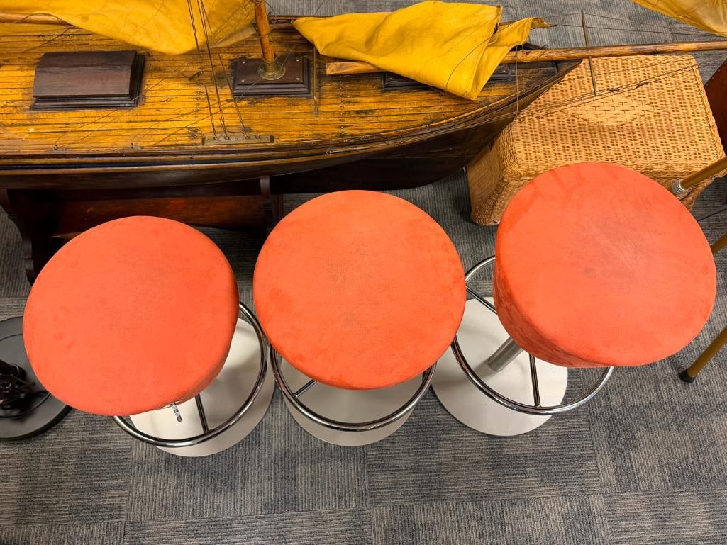 SET OF THREE CONTEMPORARY MODERN ADJUSTABLE BAR STOOLS WITH ROUND BASE - 9