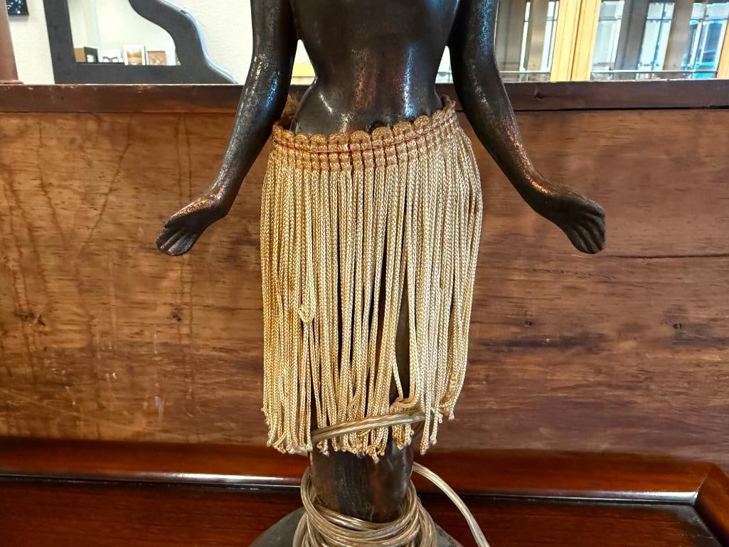 VINTAGE HULA GIRL DANCER FIGURAL TABLE LAMP WITH REAL FEATHER SHADE - 4