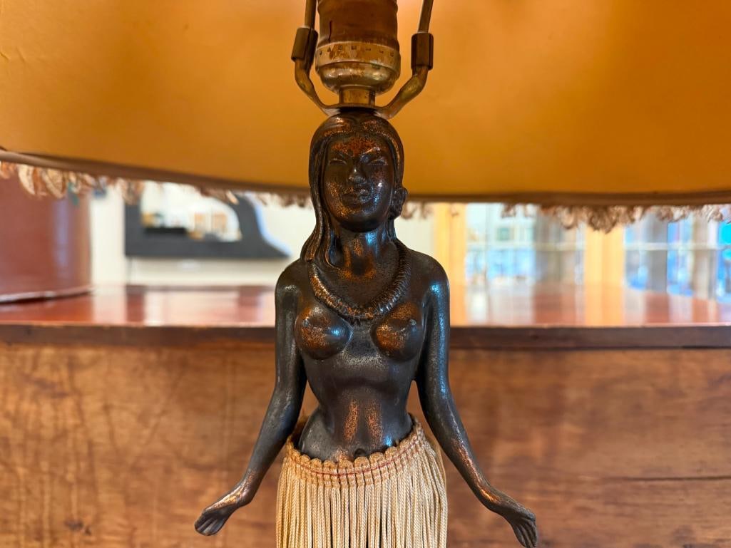 VINTAGE HULA GIRL DANCER FIGURAL TABLE LAMP WITH REAL FEATHER SHADE - 5