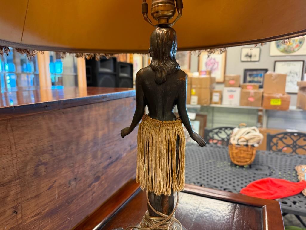 VINTAGE HULA GIRL DANCER FIGURAL TABLE LAMP WITH REAL FEATHER SHADE - 9