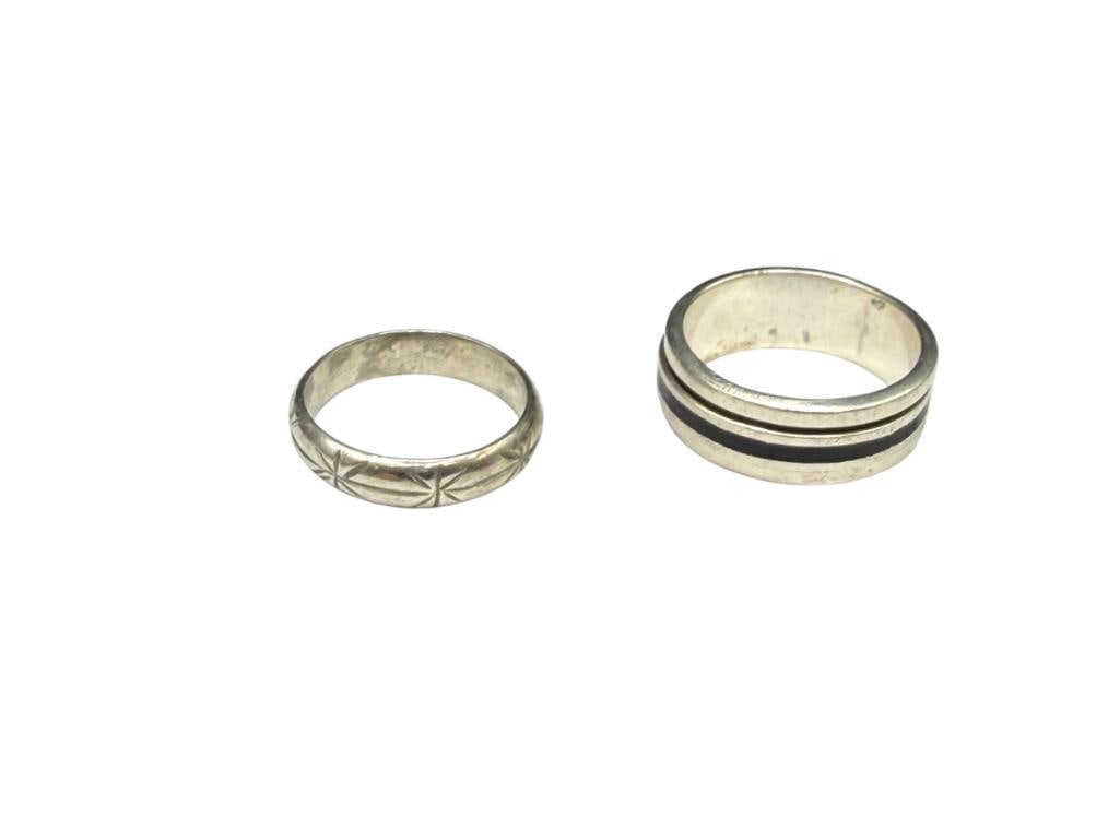 TWO MEN'S STERLING SILVER BANDS INCLUDING A SPINNER BAND: ALSO INCLUDES CUT STAR PATTERN ON OTHER RING SIZE 13 AND 15, 20.29 GRAMS TOTAL