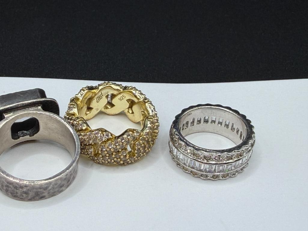 FIVE STERLING SILVER FASHION RINGS - 5
