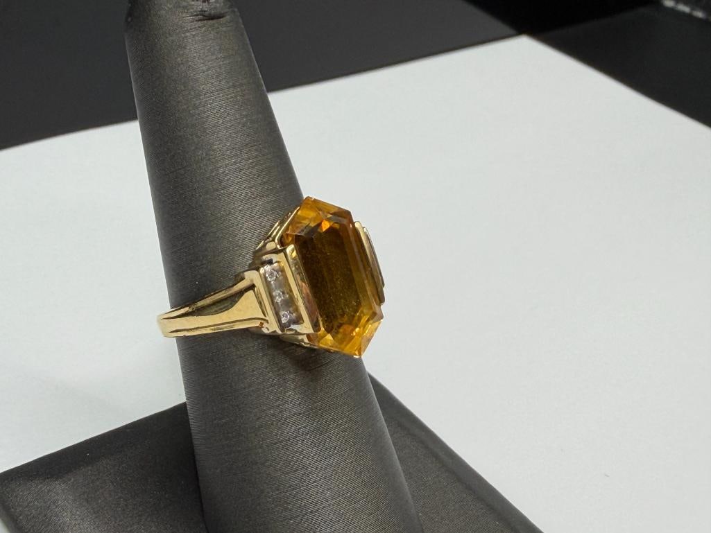 14K YELLOW GOLD TAPERED CUT CITRINE AND ROUND BRILLIANT CUT DIAMOND RING - 2