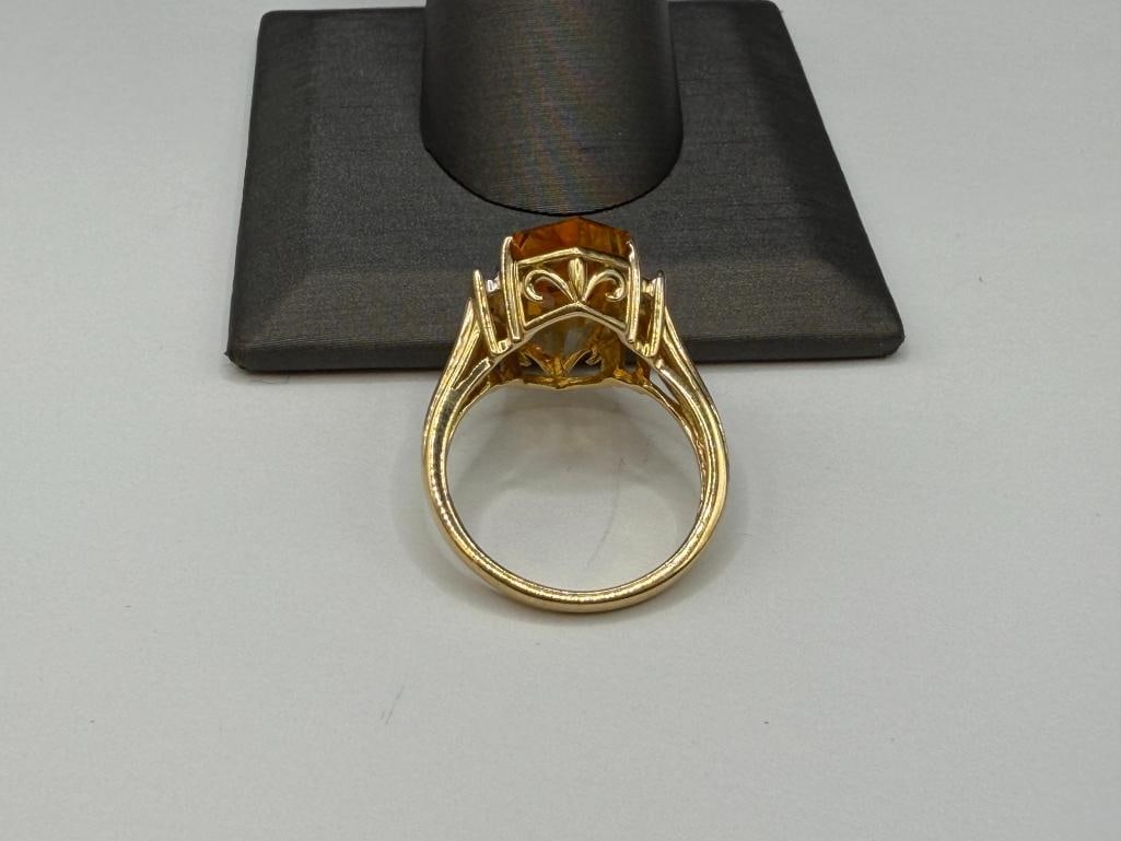 14K YELLOW GOLD TAPERED CUT CITRINE AND ROUND BRILLIANT CUT DIAMOND RING - 4