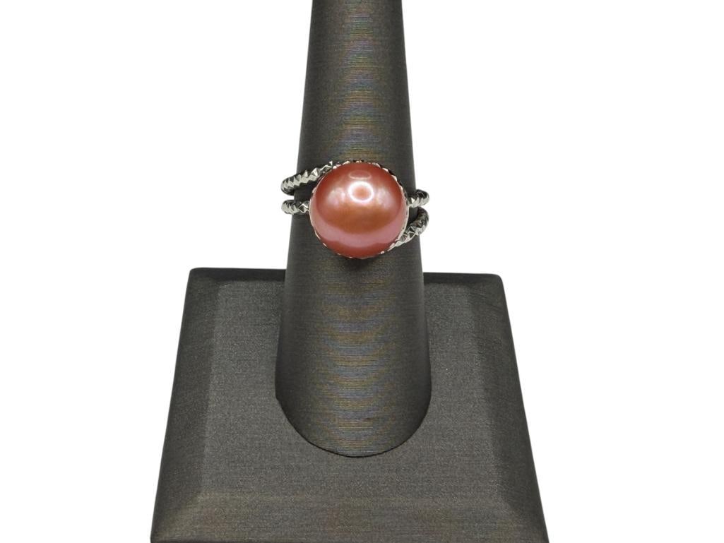ITALIAN STERLING SILVER PINK PEARL FASHION RING: FEATURING DIAMOND CUT DESIGN ON STERLING, DESIGNER HALLMARKED AND MARKED "ITALY" SIZE 7, 12MM PEARL, 4.30 GRAMS
