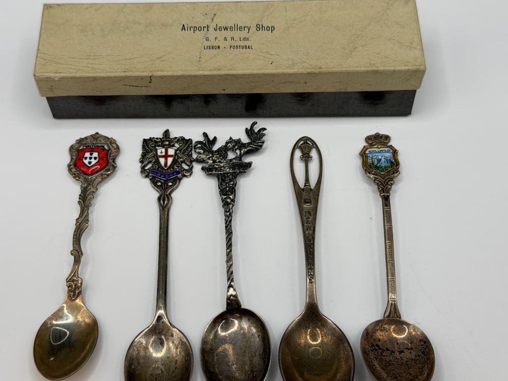 FIVE VINTAGE STERLING SILVER SOUVENIR SPOONS INCLUDING MOSTLY EUROPEAN PLACES SUCH AS LONDON - 2